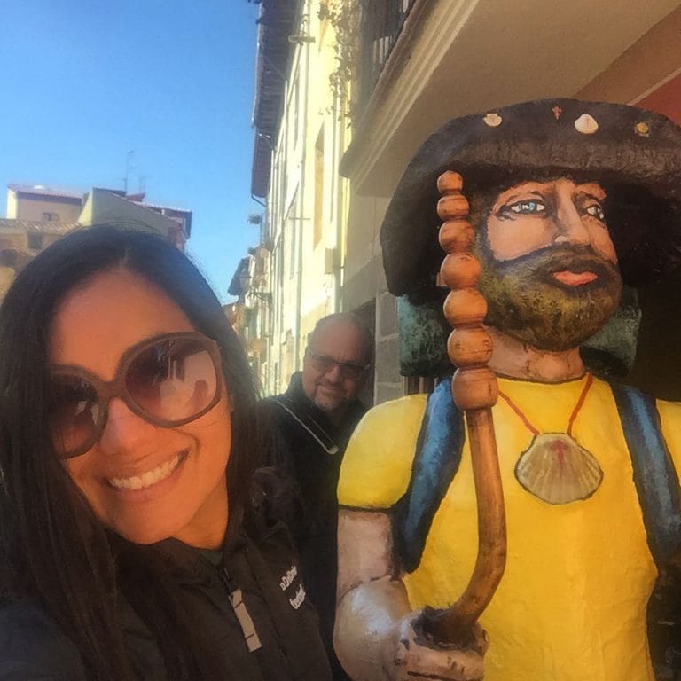 peregrina sonriendo con santiaguin en albergue cuatro cantones