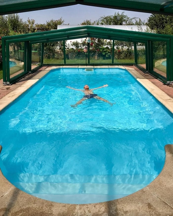 relajación en piscina belorado