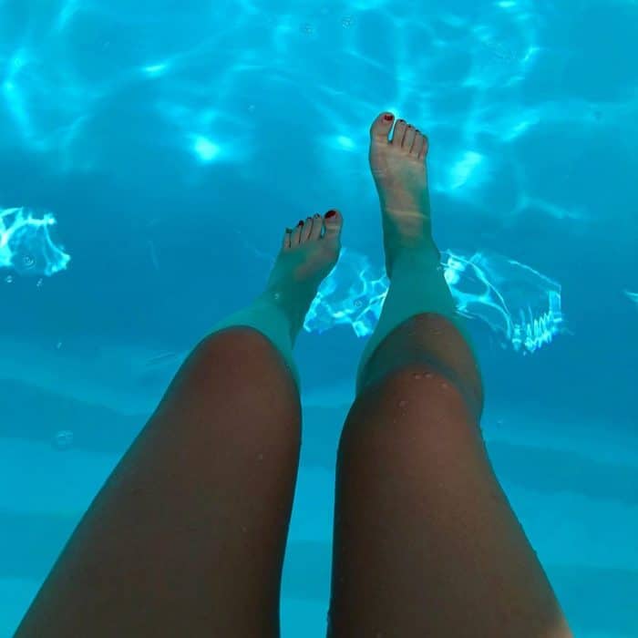 relax en piscina del albergue cuatro cantones